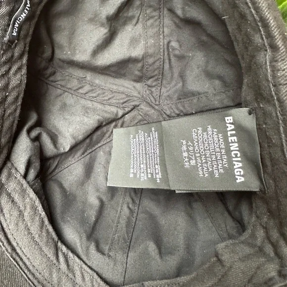 Balenciaga cap.
No fade.
Found it on resale.
No dust bag or receipt. - Picture 7 of 7